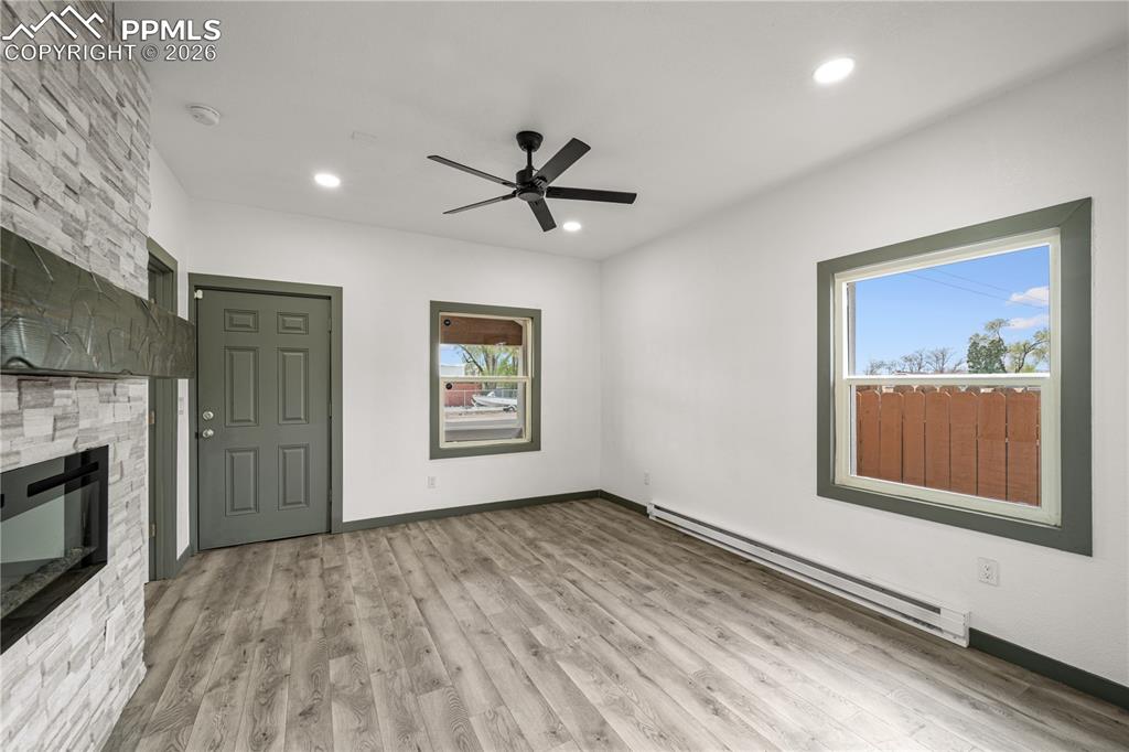 Image 7 of 30: Living Room