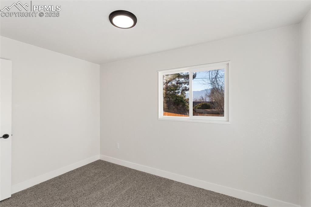 Image 19 of 22: Bedroom