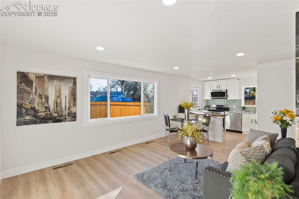 Image 4 of 22: Entry