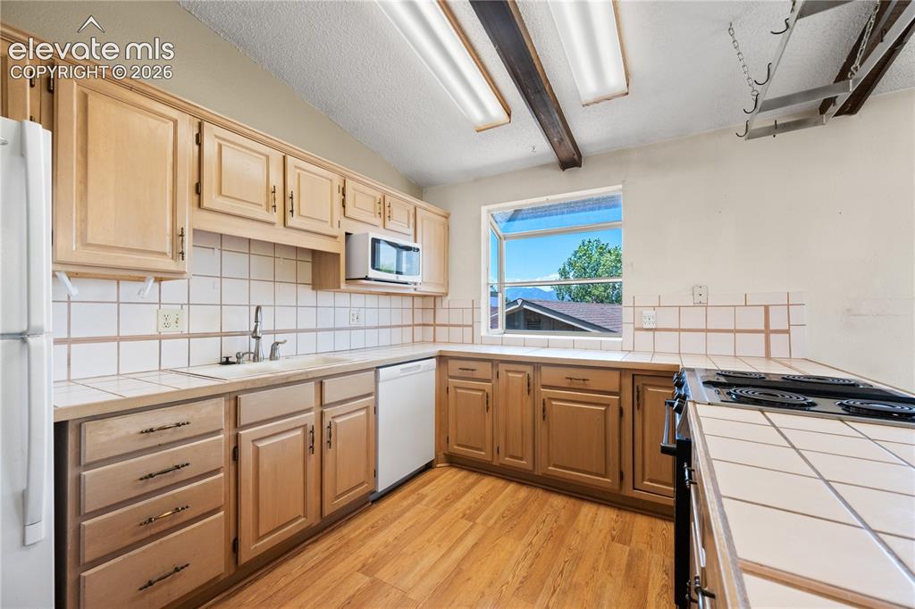 Image 11 of 38: Kitchen