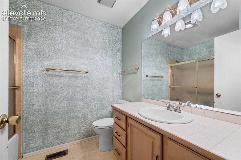 Image 19 of 38: Bathroom