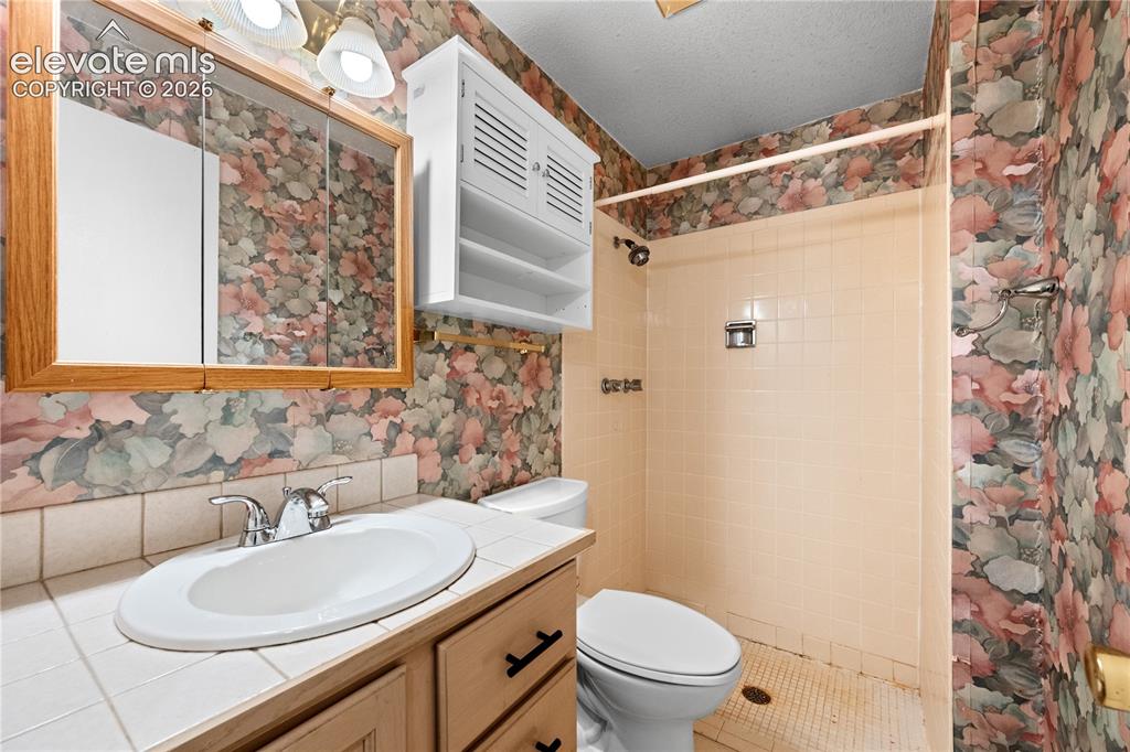 Image 27 of 38: Bathroom