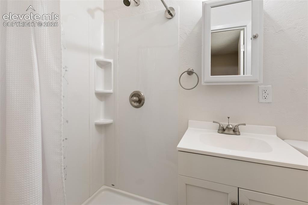 Image 19 of 26: Kitchen