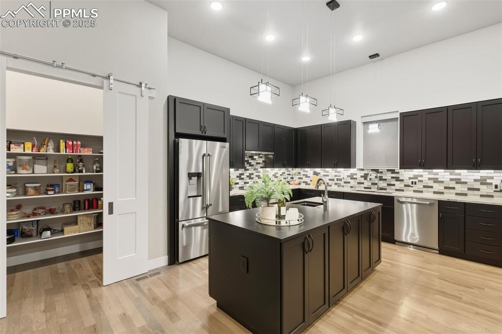 Image 16 of 47: Kitchen