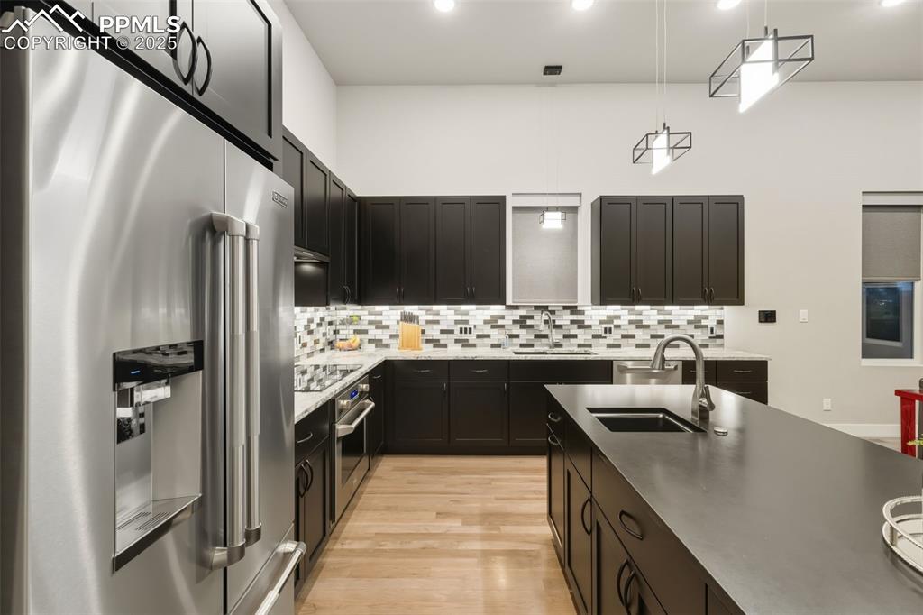 Image 17 of 47: Kitchen