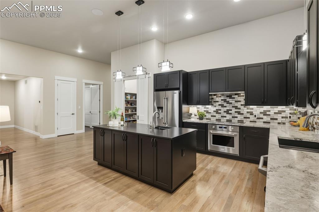 Image 19 of 47: Kitchen