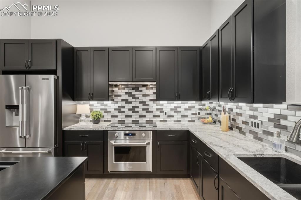 Image 20 of 47: Kitchen