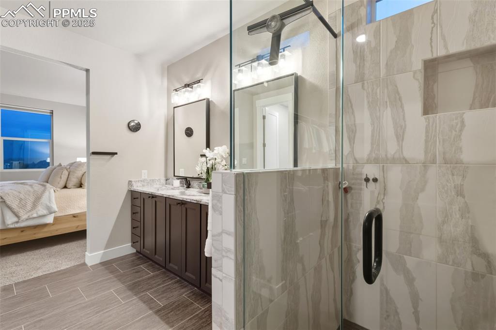 Image 25 of 47: Bathroom