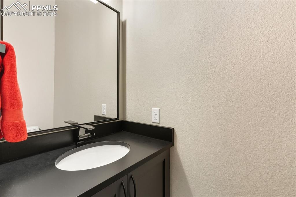 Image 31 of 47: Bathroom