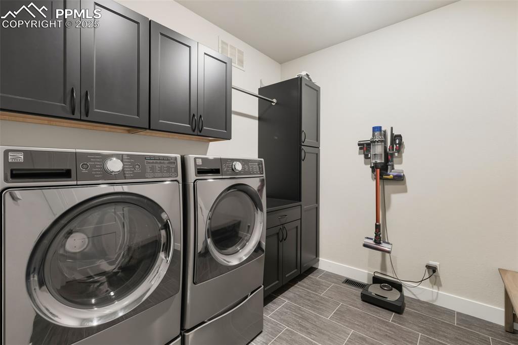 Image 32 of 47: Laundry