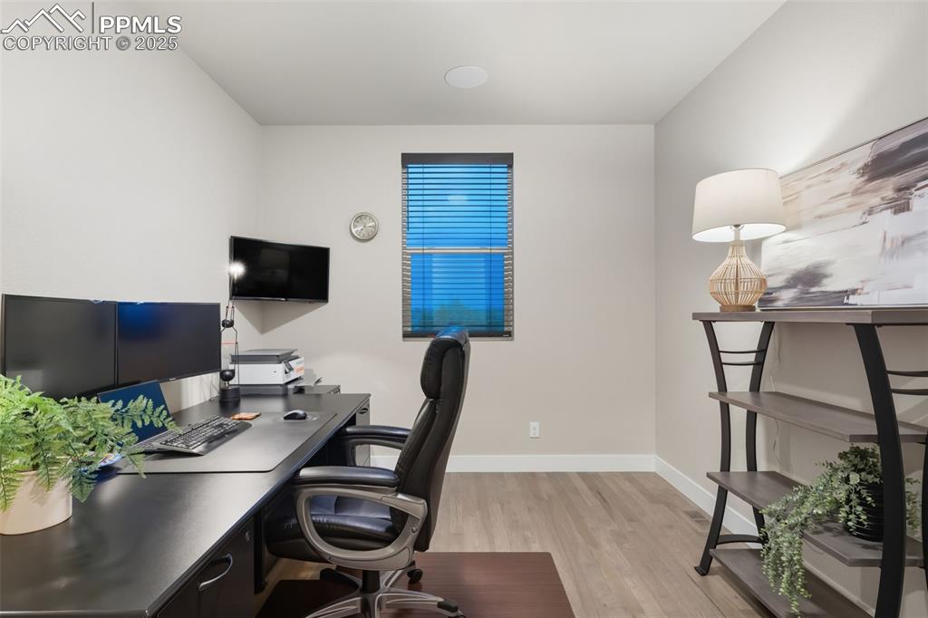 Image 33 of 47: Office