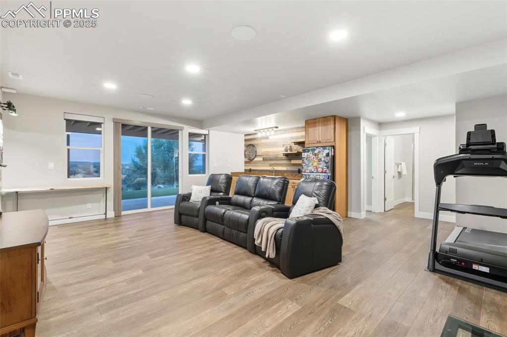 Image 34 of 47: Living Room