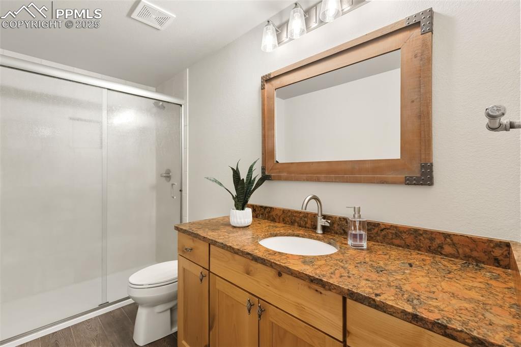 Image 40 of 47: Bathroom