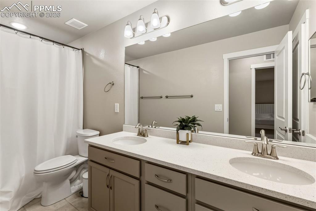 Image 20 of 24: Bathroom