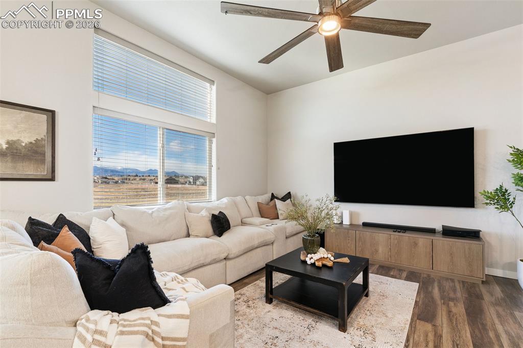 Image 8 of 24: Large Living Area