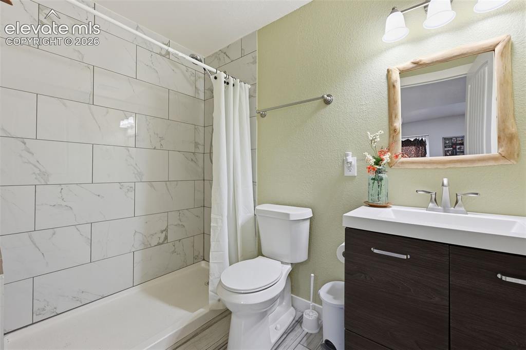 Image 22 of 35: Bathroom