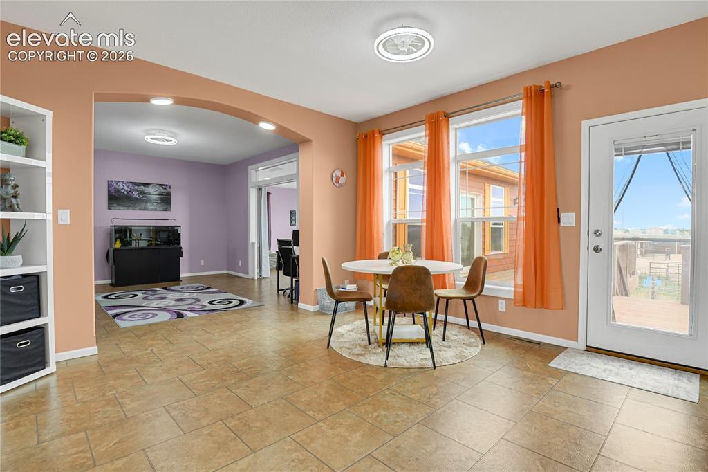 Image 10 of 50: Dining Area