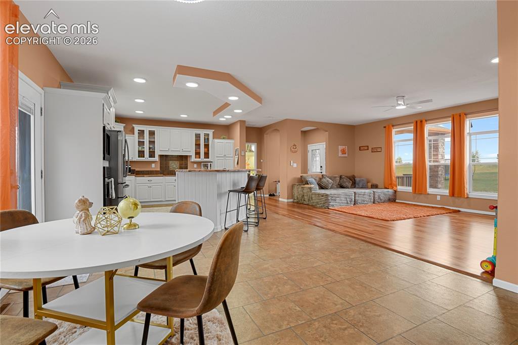 Image 11 of 50: Dining Area