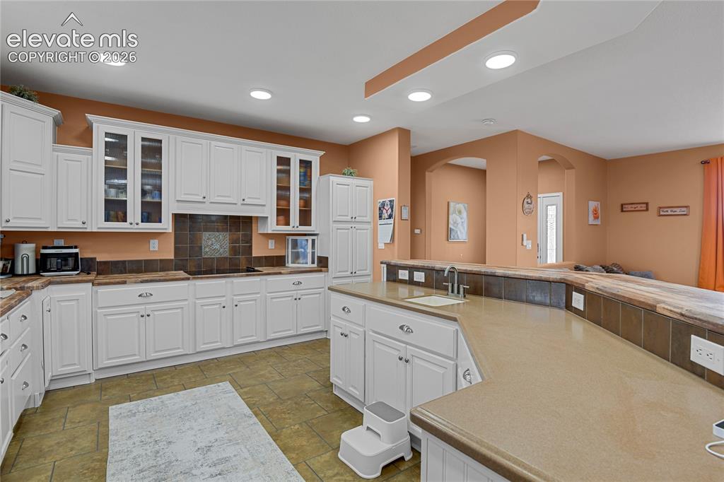 Image 7 of 50: Kitchen