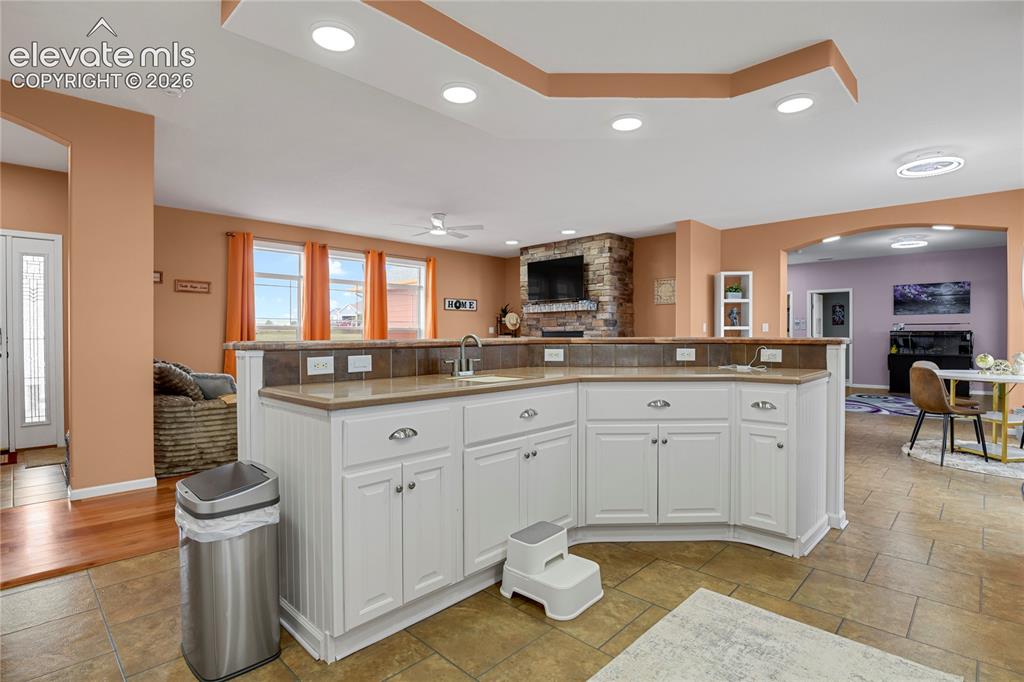 Image 8 of 50: Kitchen