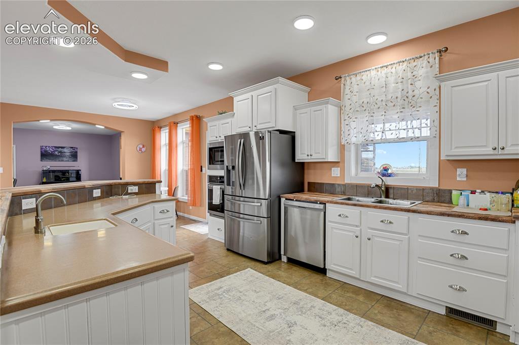 Image 9 of 50: Kitchen