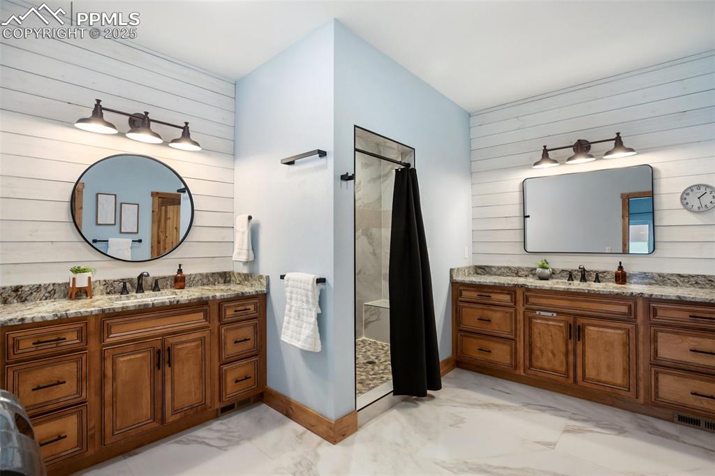 Image 19 of 36: Bathroom