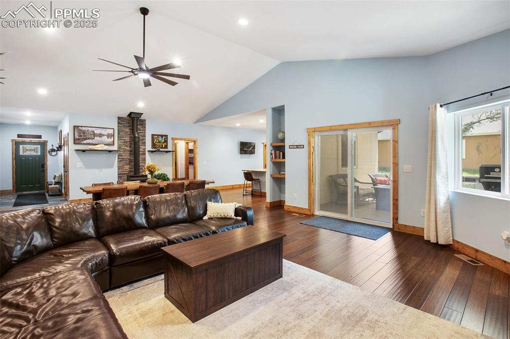 Image 5 of 36: Living Room