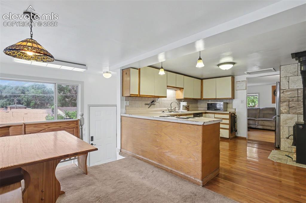 Image 10 of 34: Kitchen