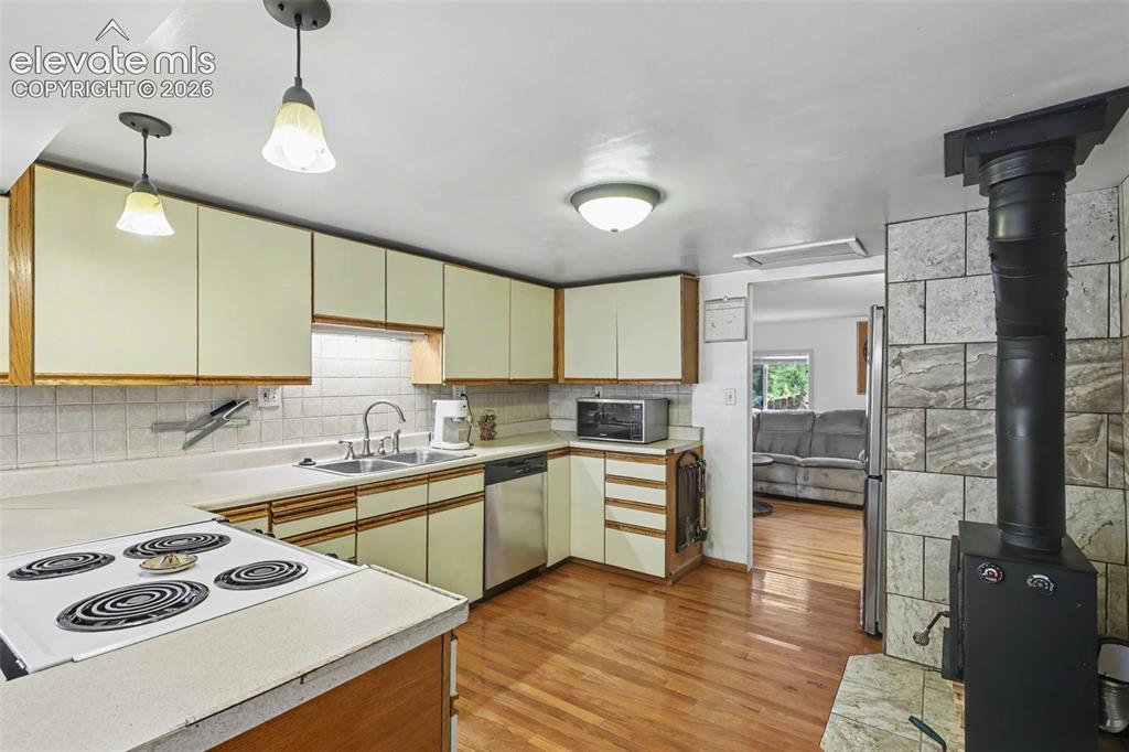 Image 13 of 34: Kitchen