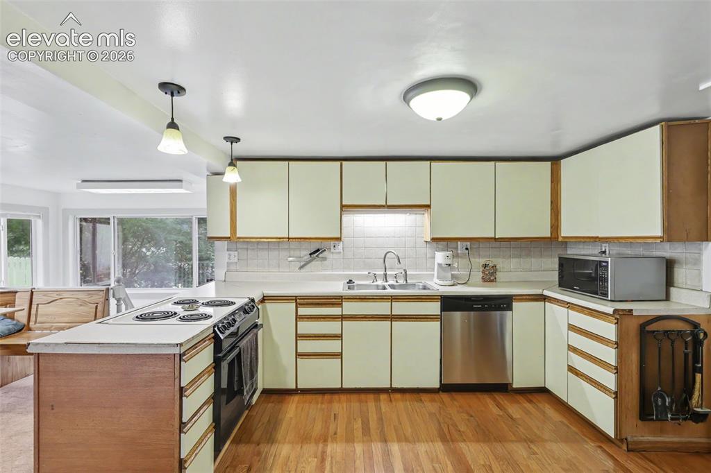 Image 14 of 34: Kitchen