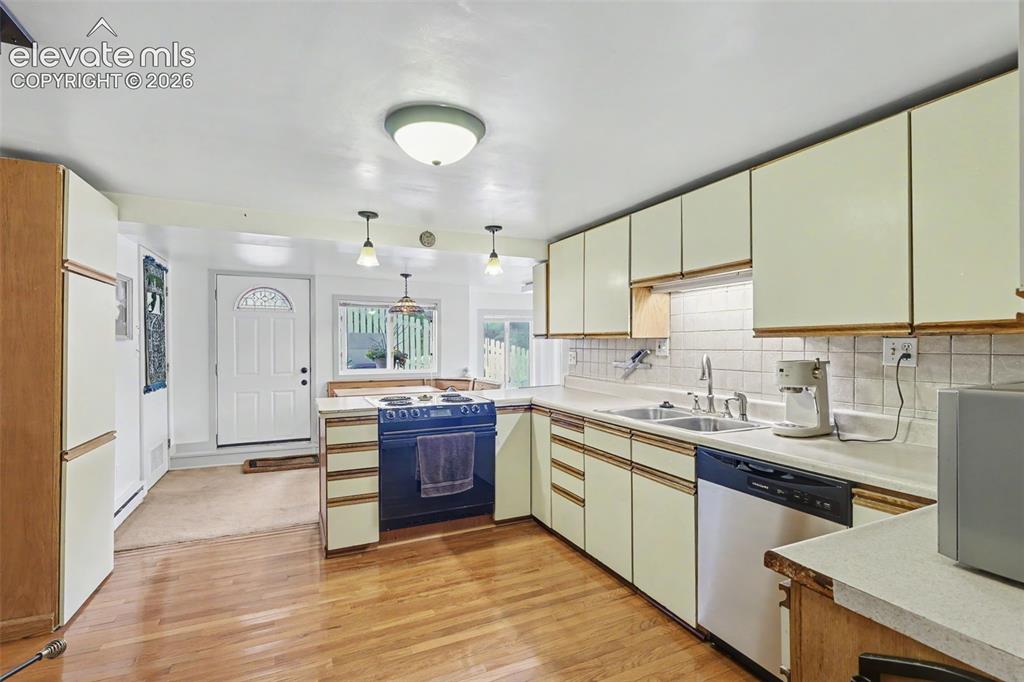 Image 15 of 34: Kitchen