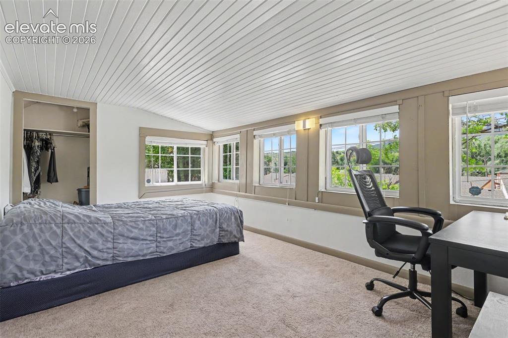 Image 19 of 34: Bedroom