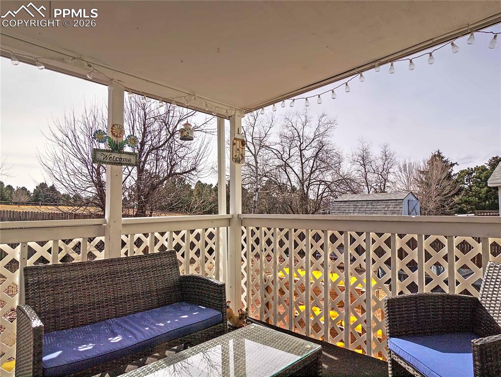 Image 25 of 30: Deck