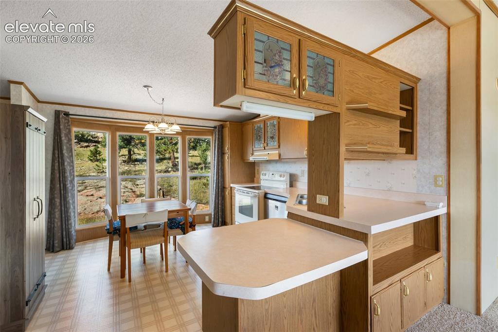 Image 19 of 39: Kitchen