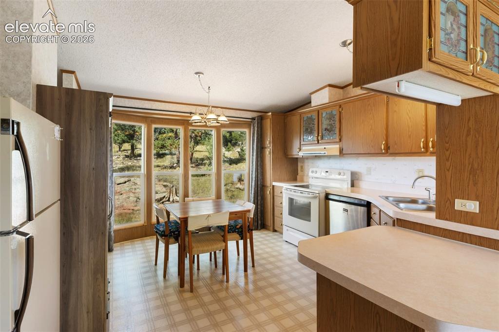 Image 21 of 39: Kitchen