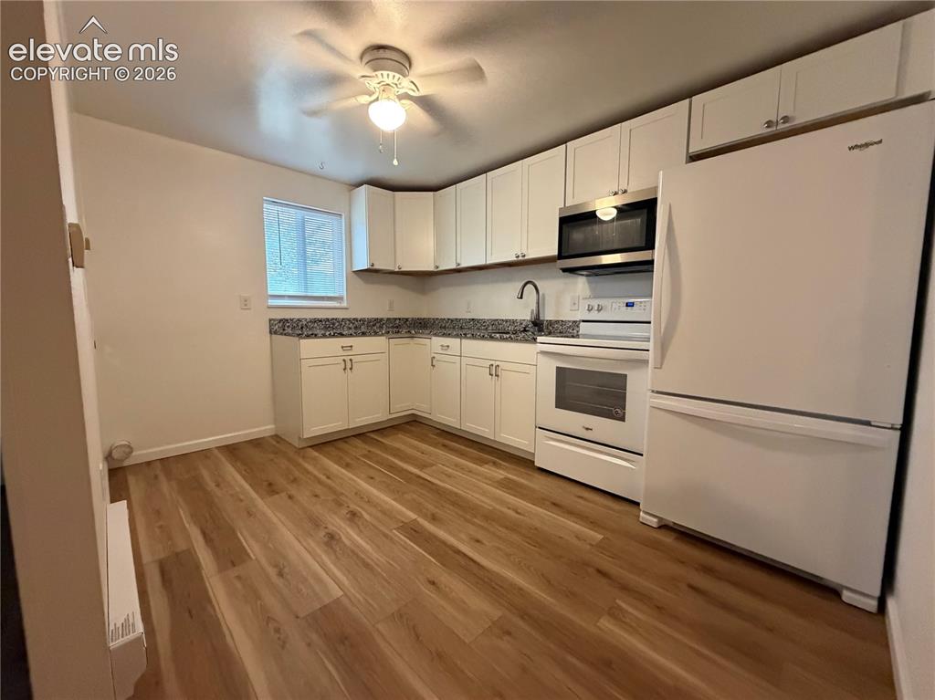 Image 5 of 11: Kitchen
