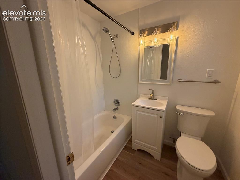 Image 8 of 11: Bathroom