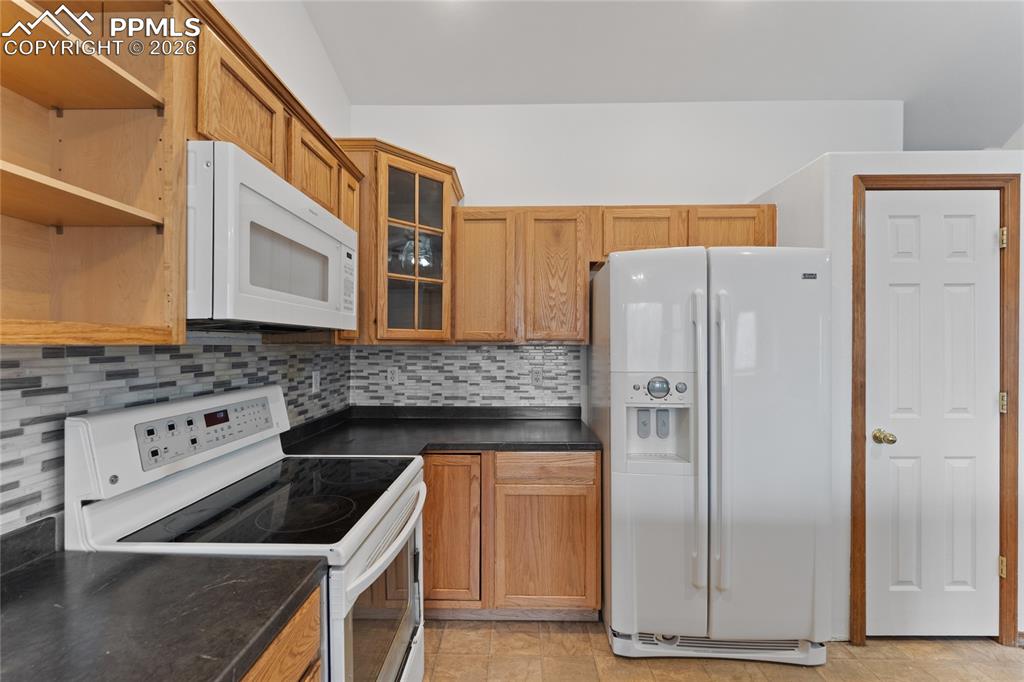 Image 11 of 32: Kitchen