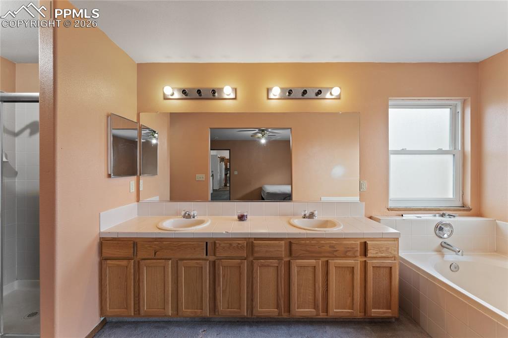 Image 14 of 32: Bathroom