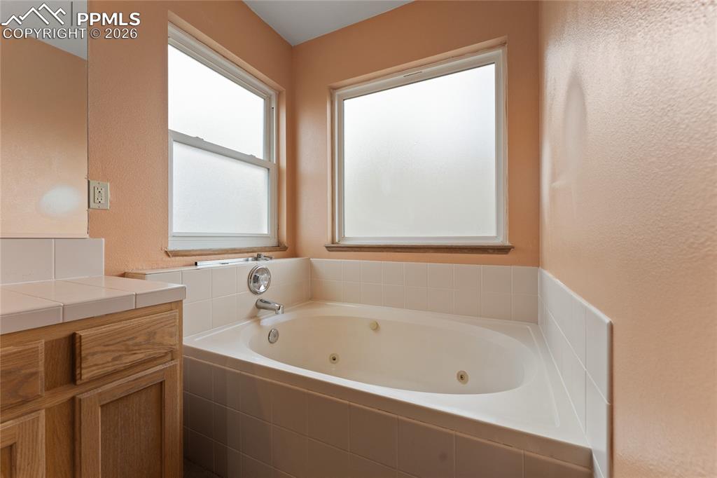 Image 15 of 32: Bathroom