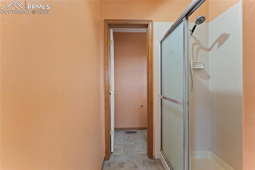 Image 16 of 32: Bathroom