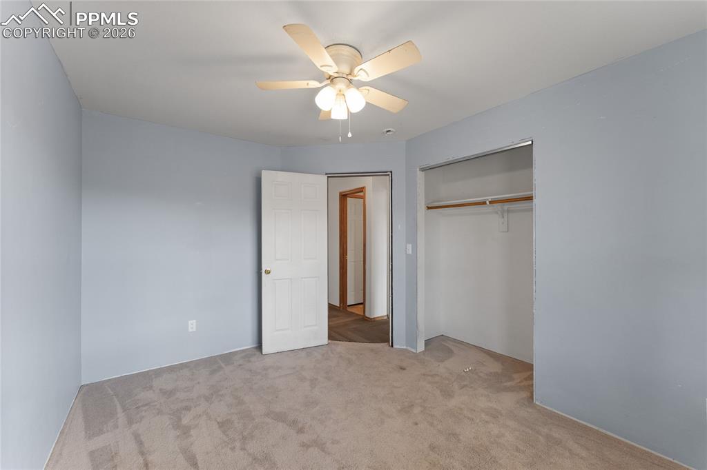 Image 19 of 32: Bedroom