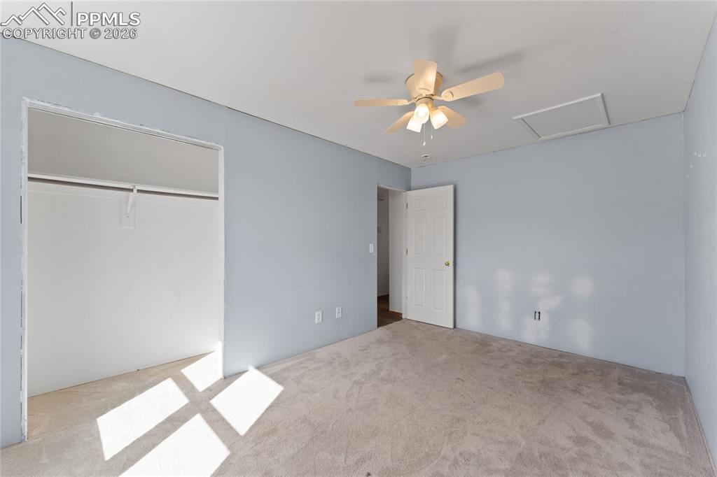 Image 21 of 32: Bedroom