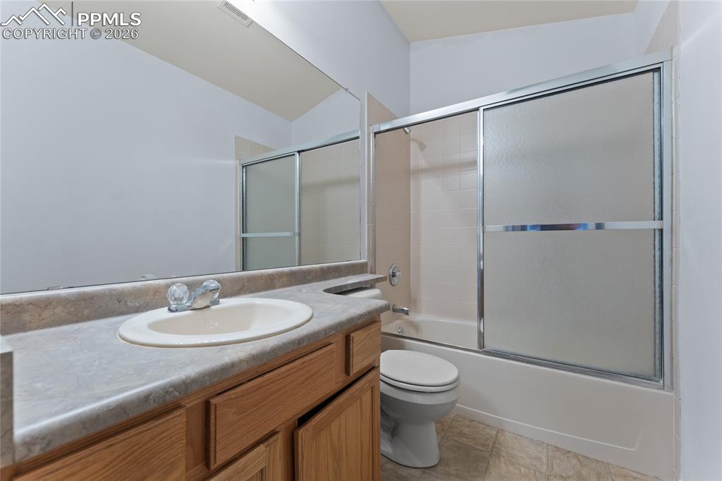 Image 22 of 32: Bathroom