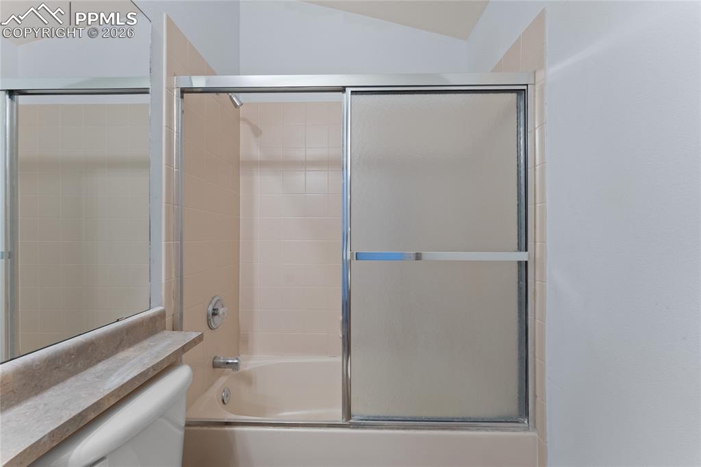 Image 23 of 32: Bathroom