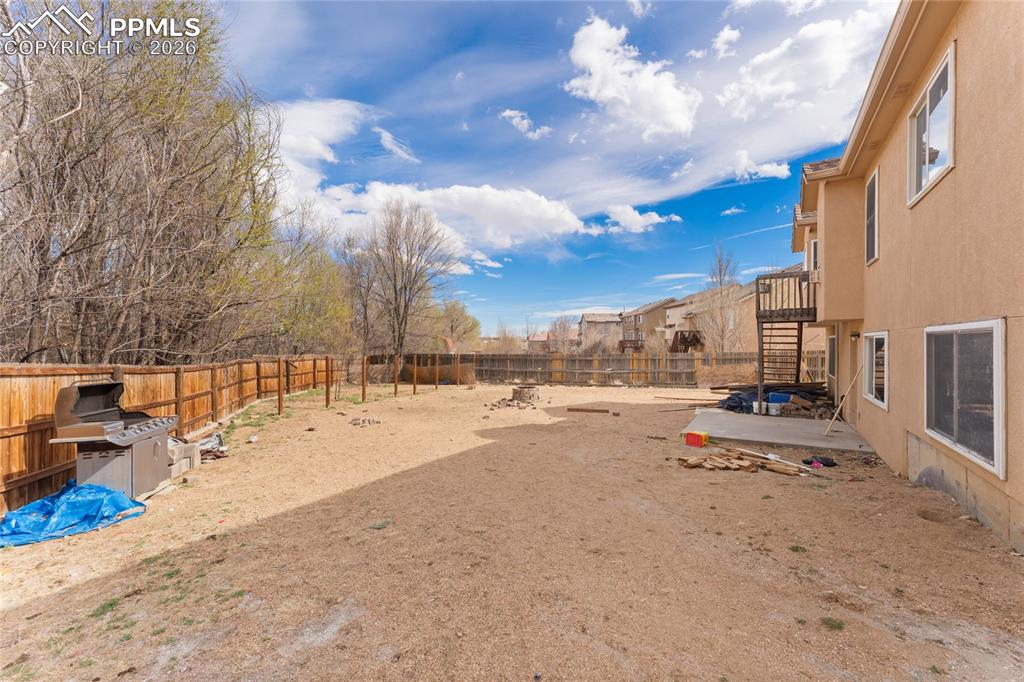 Image 29 of 32: Yard