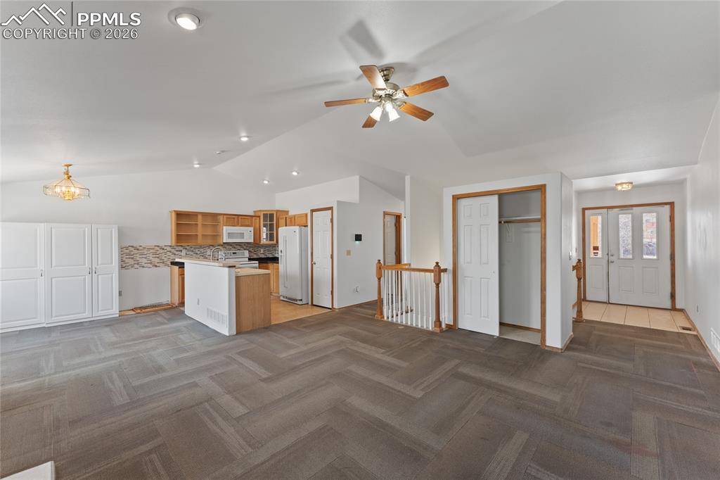 Image 7 of 32: Kitchen