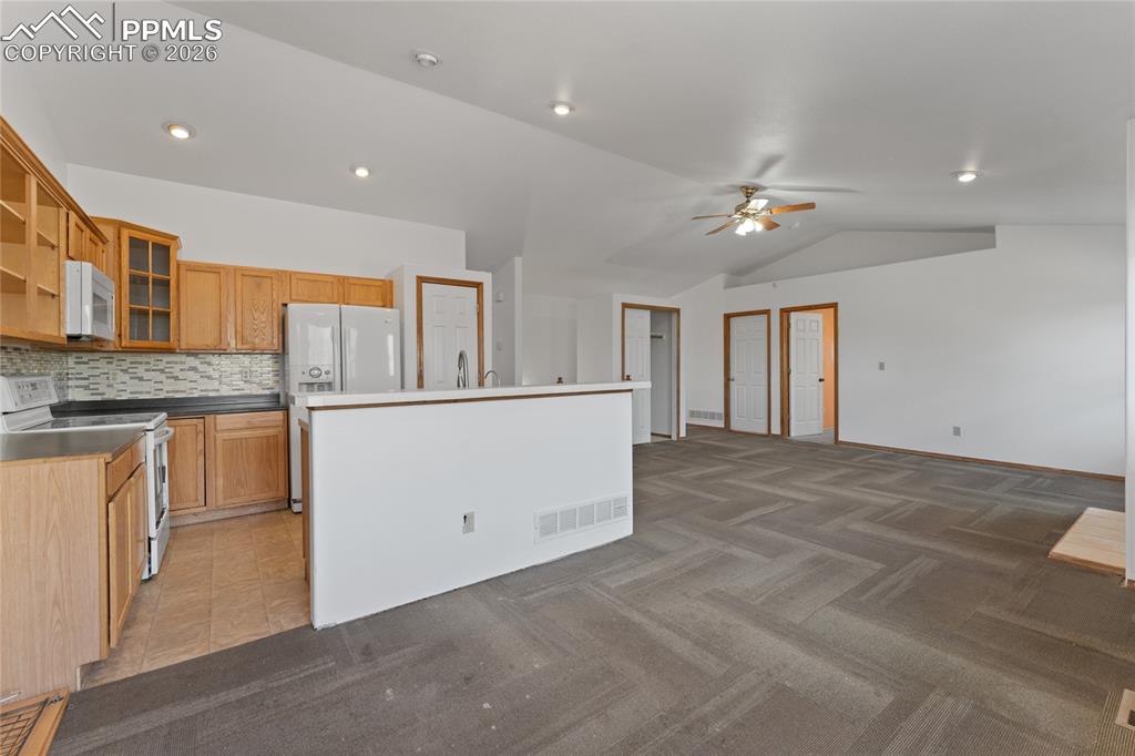 Image 9 of 32: Kitchen