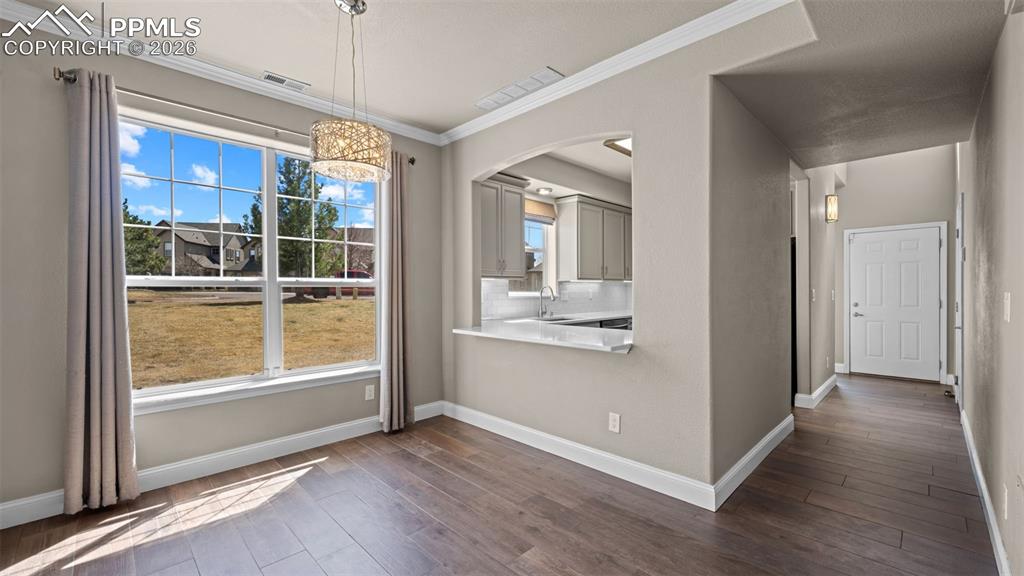 Image 11 of 39: Dining Area