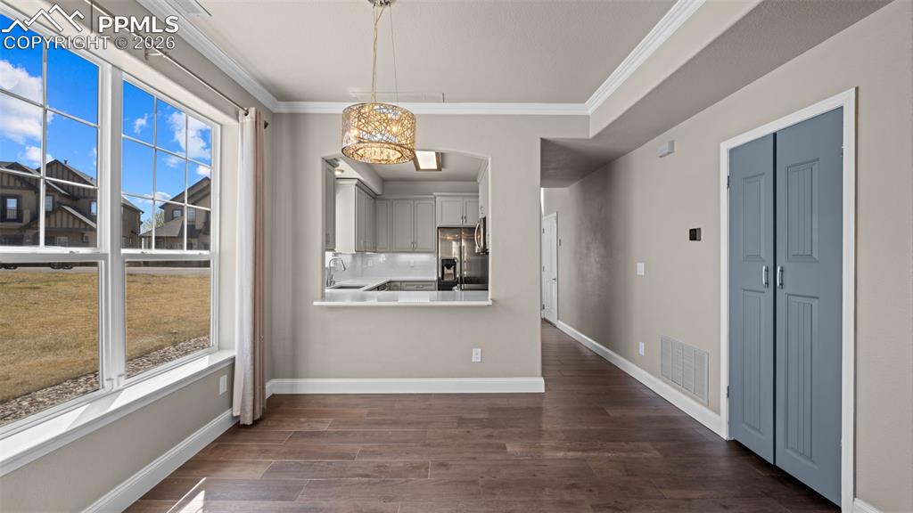 Image 14 of 39: Dining Area